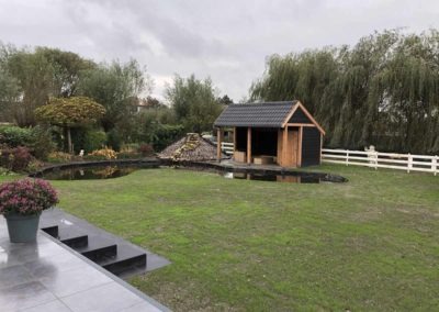 Complete achtertuin met vijver en overkapte zithoek