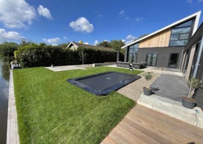 complete achtertuin rondom villa met trampoline